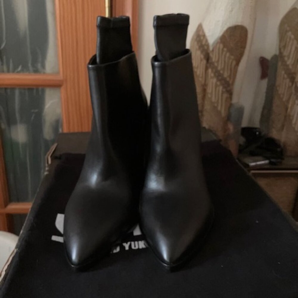 Pair Arvid Yuki ankle boots